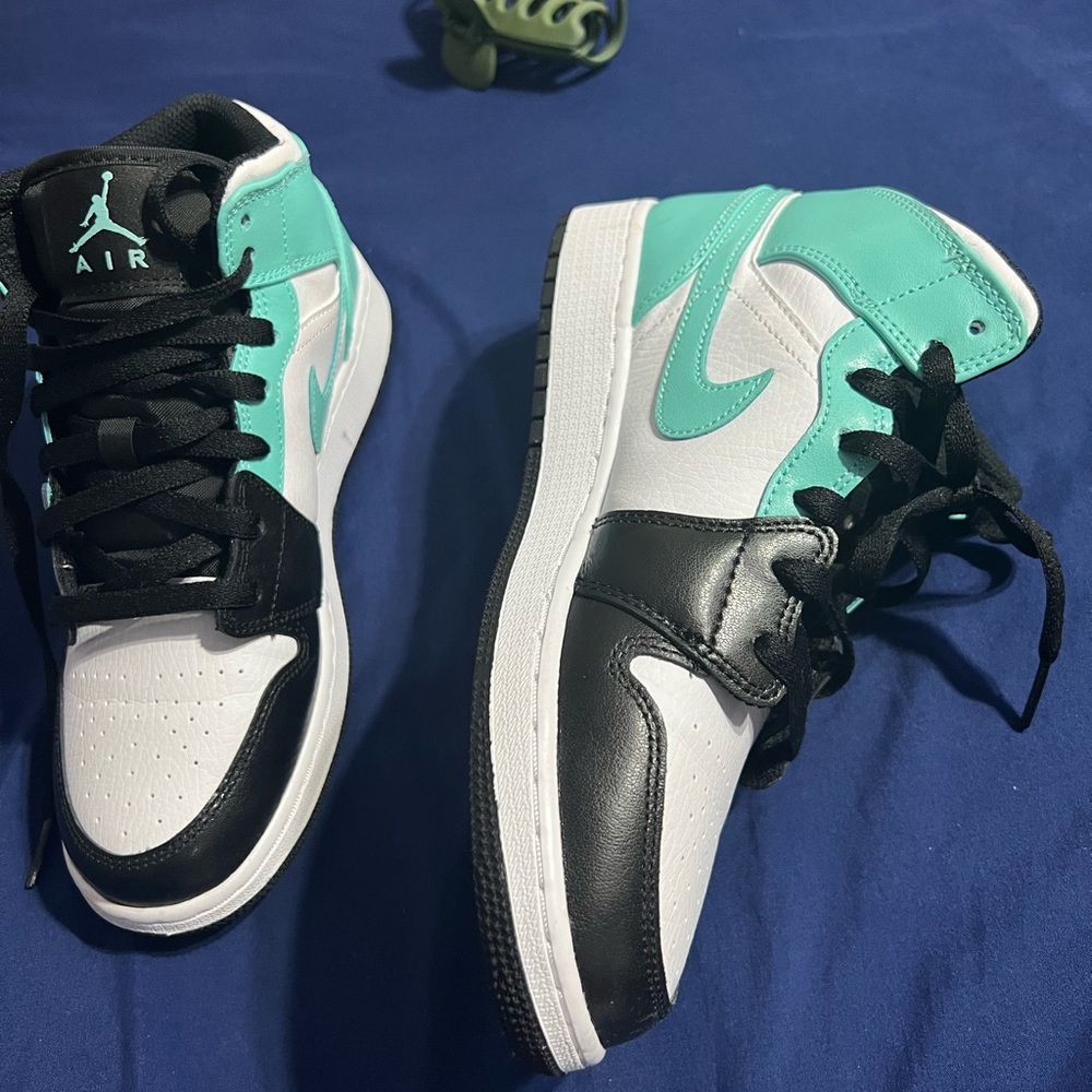 Jordan 1 Mid
Tropical Twist Igloo size 6y